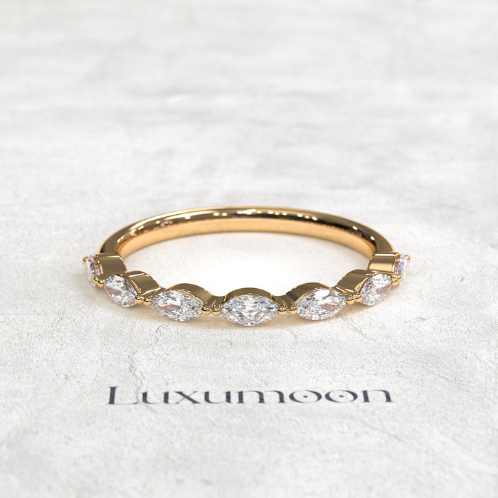 The Amaréth – East Weast Two Connect Dot Marquise Diamond Band
