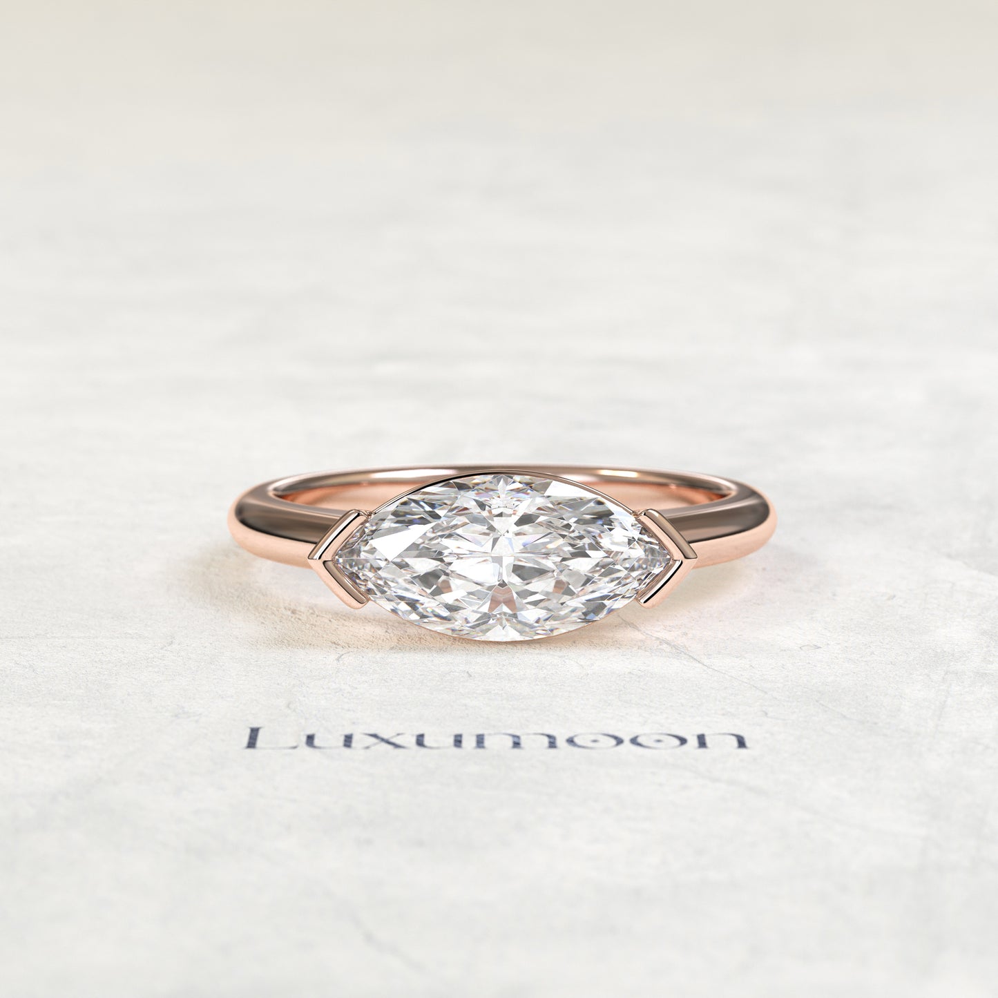 El anillo solitario Celentia de oro, con diamante marquesa de 1,5 quilates en orientación este-oeste