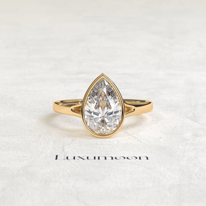 El Anillo de Diamante Solitario engastado en bisel con forma de pera de 2 CT Dorisse