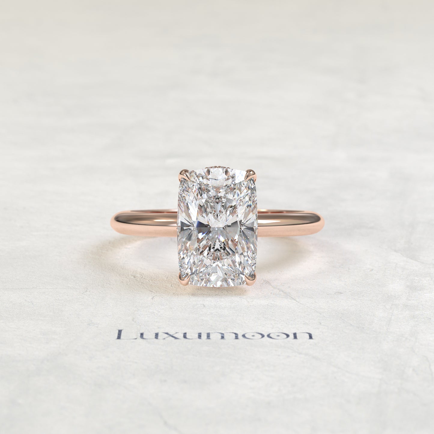 El anillo de diamantes solitario con cesta Helyra de 1,5 CT y corte de cojín alargado