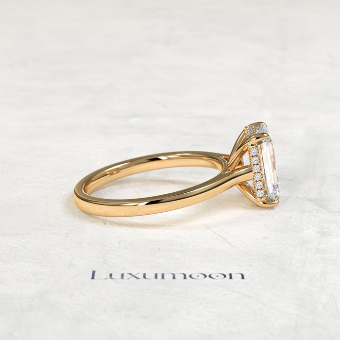 El anillo de compromiso solitario Florisse de 4 quilates con halo oculto y talla esmeralda