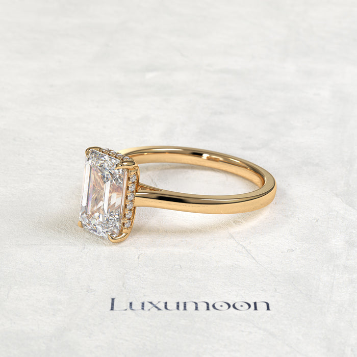 El anillo de compromiso solitario Florisse de 4 quilates con halo oculto y talla esmeralda