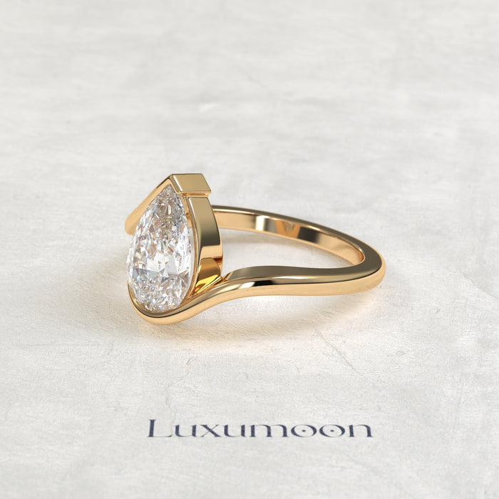 Bague solitaire Aurivyn – 2,5 CT, sertie demi-lunette, en forme de poire