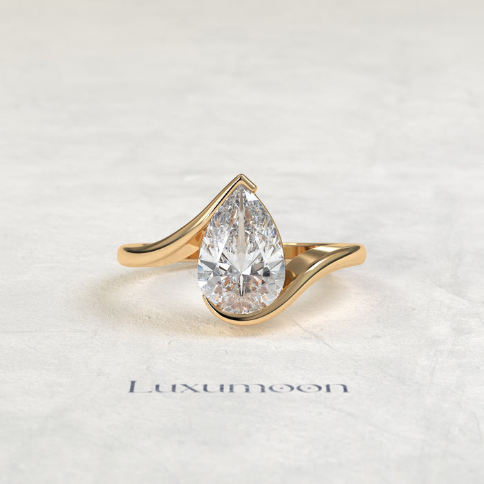 Bague solitaire Aurivyn – 2,5 CT, sertie demi-lunette, en forme de poire