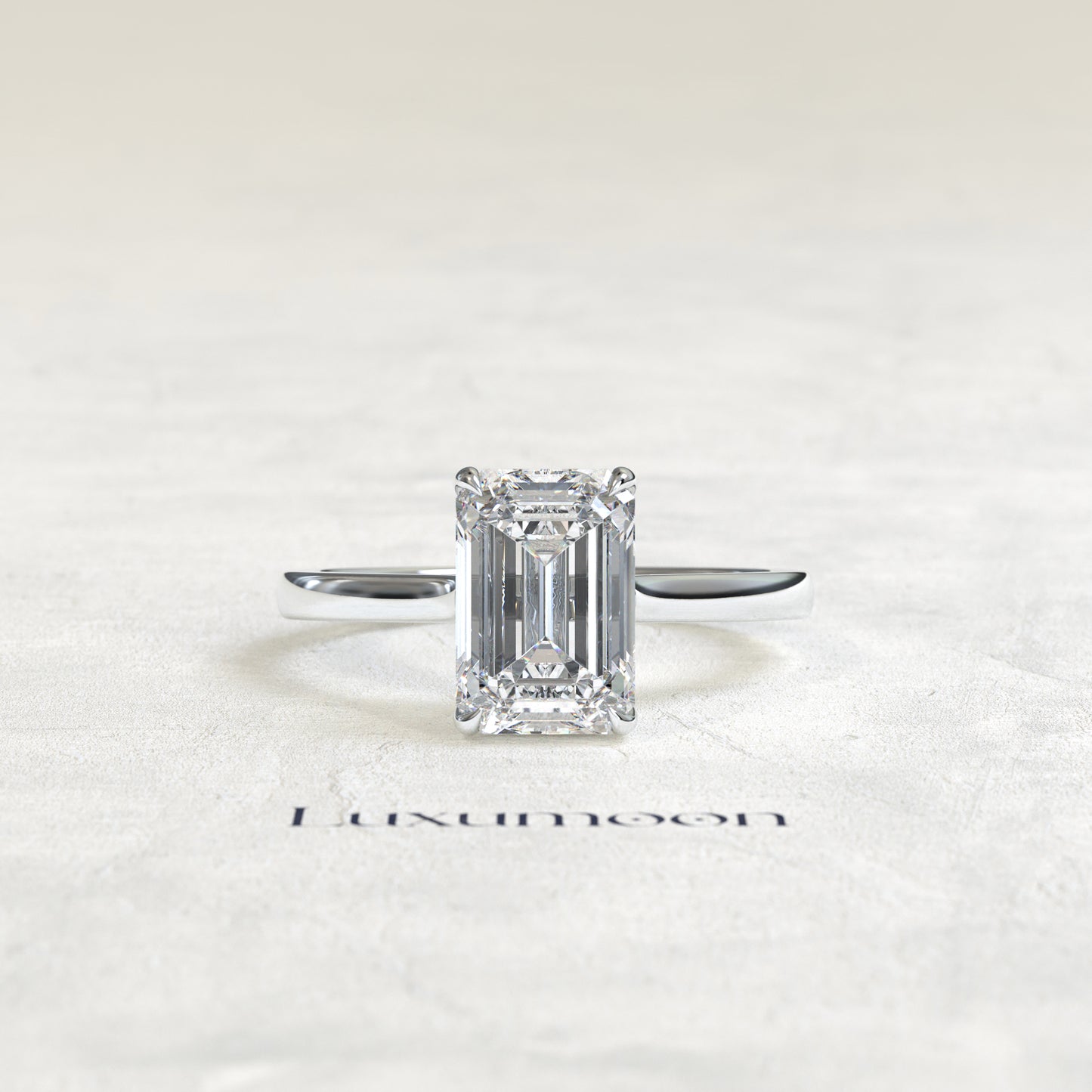 El anillo de compromiso solitario Florisse de 4 quilates con halo oculto y talla esmeralda