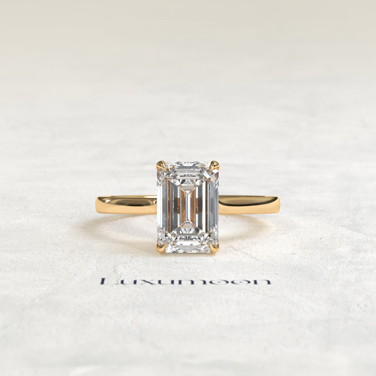 El anillo de compromiso solitario Florisse de 4 quilates con halo oculto y talla esmeralda