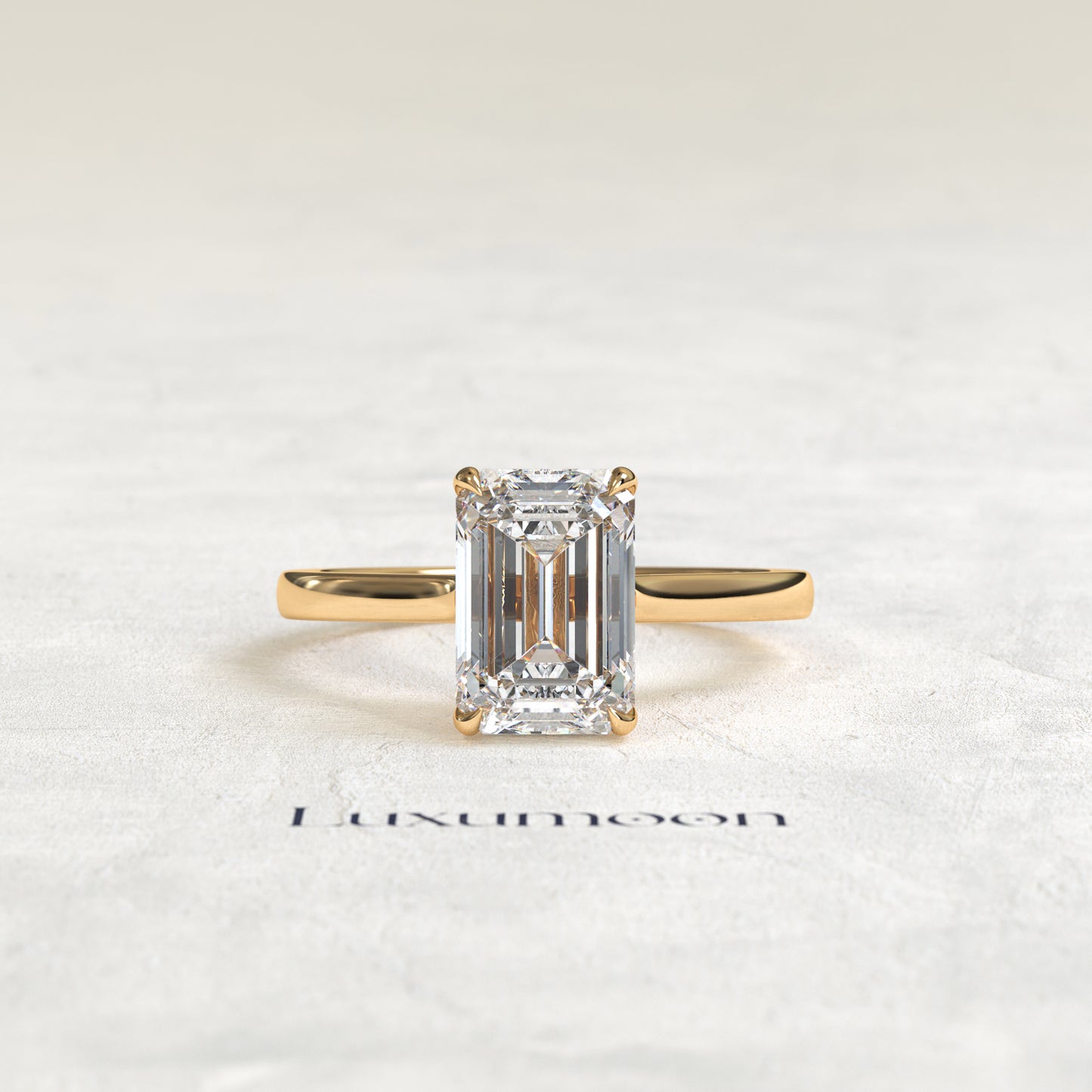 El anillo de compromiso solitario Florisse de 4 quilates con halo oculto y talla esmeralda