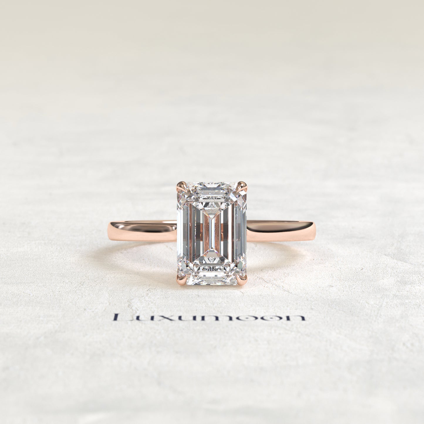 El anillo de compromiso solitario Florisse de 4 quilates con halo oculto y talla esmeralda