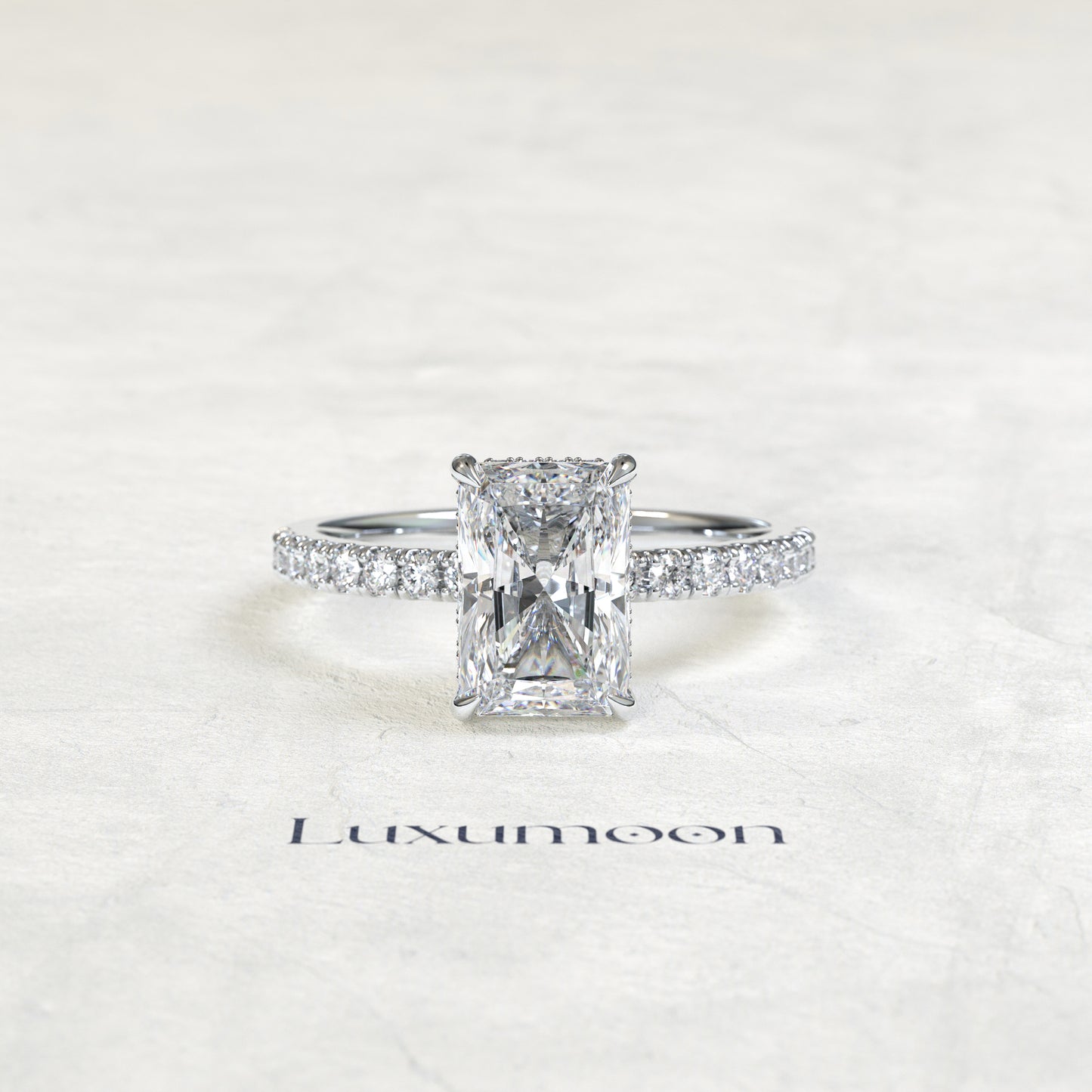 Anillo de compromiso Norel - 3 CT con diamantes pavé y halo oculto de talla radiante