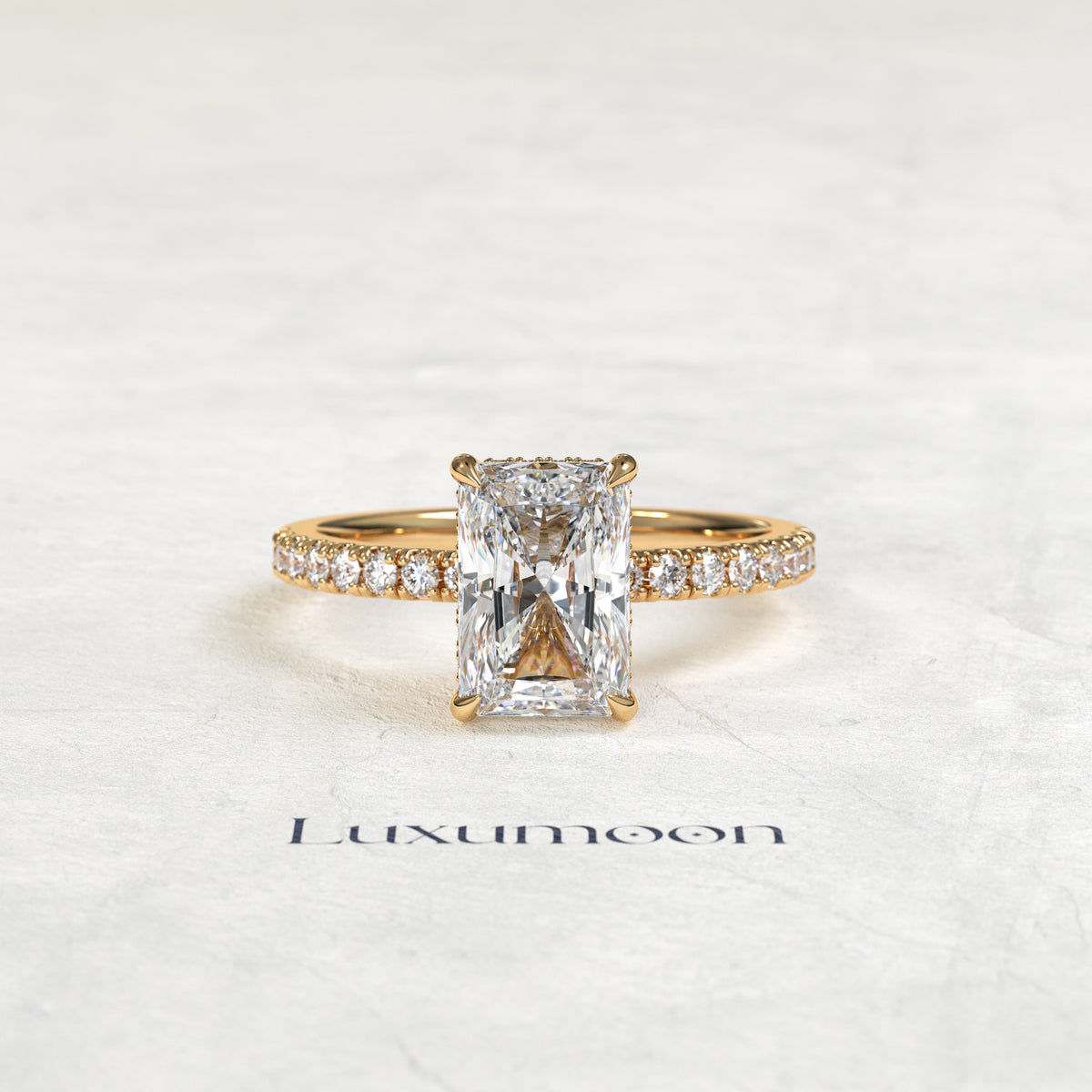 Anillo de compromiso Norel - 3 CT con diamantes pavé y halo oculto de talla radiante