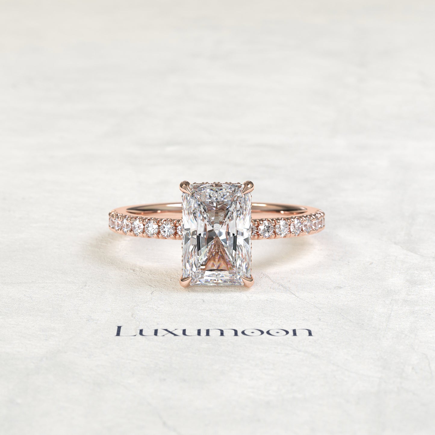 Anillo de compromiso Norel - 3 CT con diamantes pavé y halo oculto de talla radiante