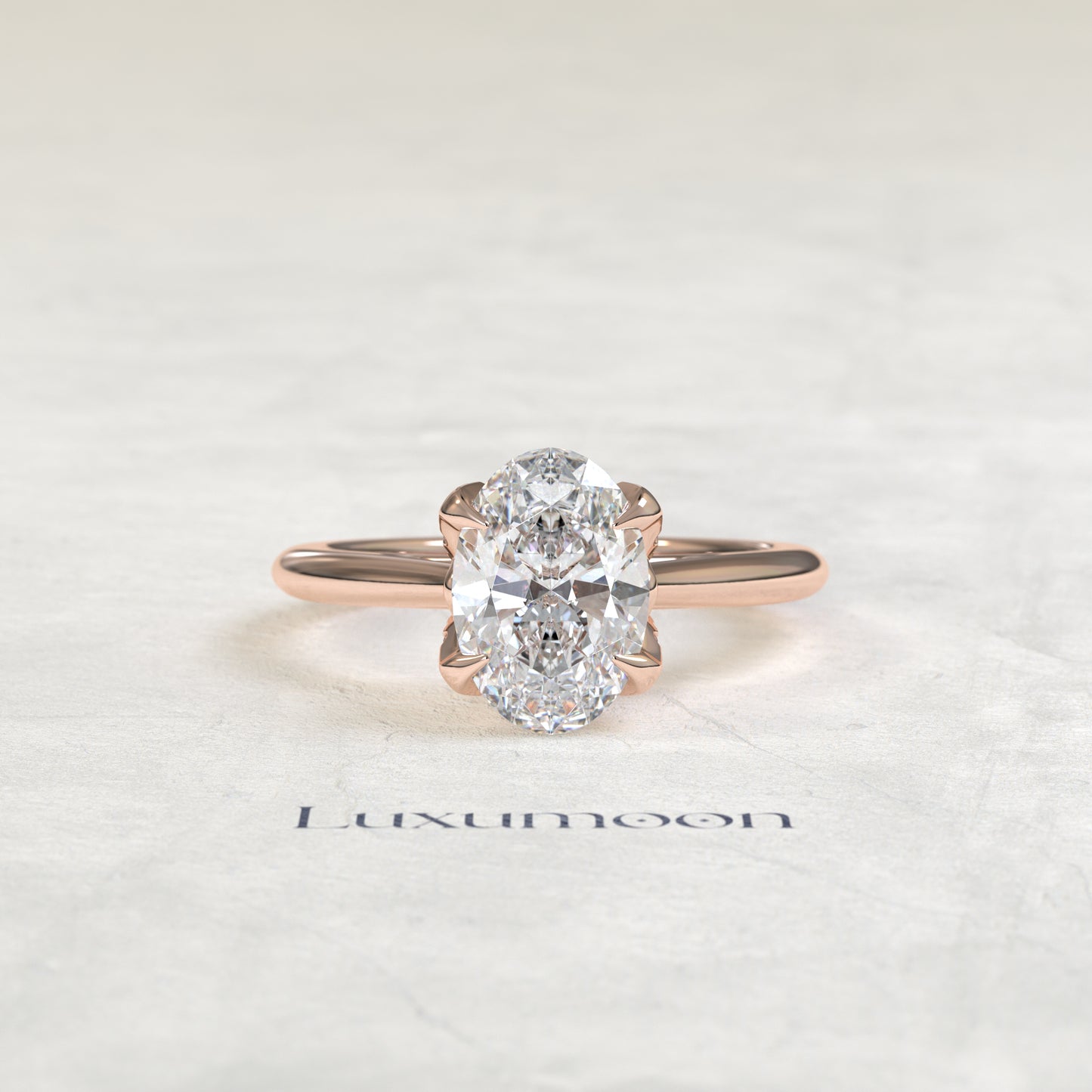 La bague de fiançailles Cora – Diamant ovale pavé de pétales et sertie de griffes florales