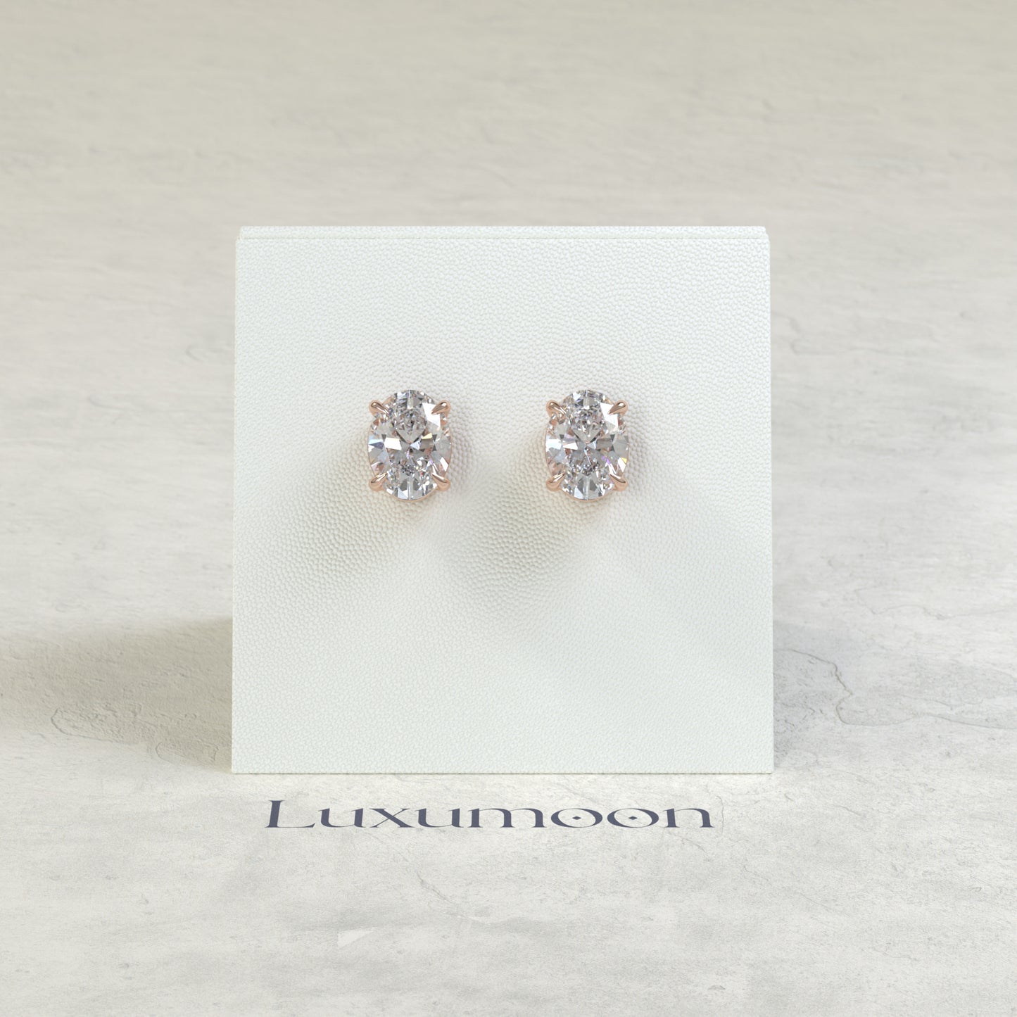 Los pendientes solitarios Auri de 2 quilates con diamantes ovalados y engaste de cuatro puntas sencillo
