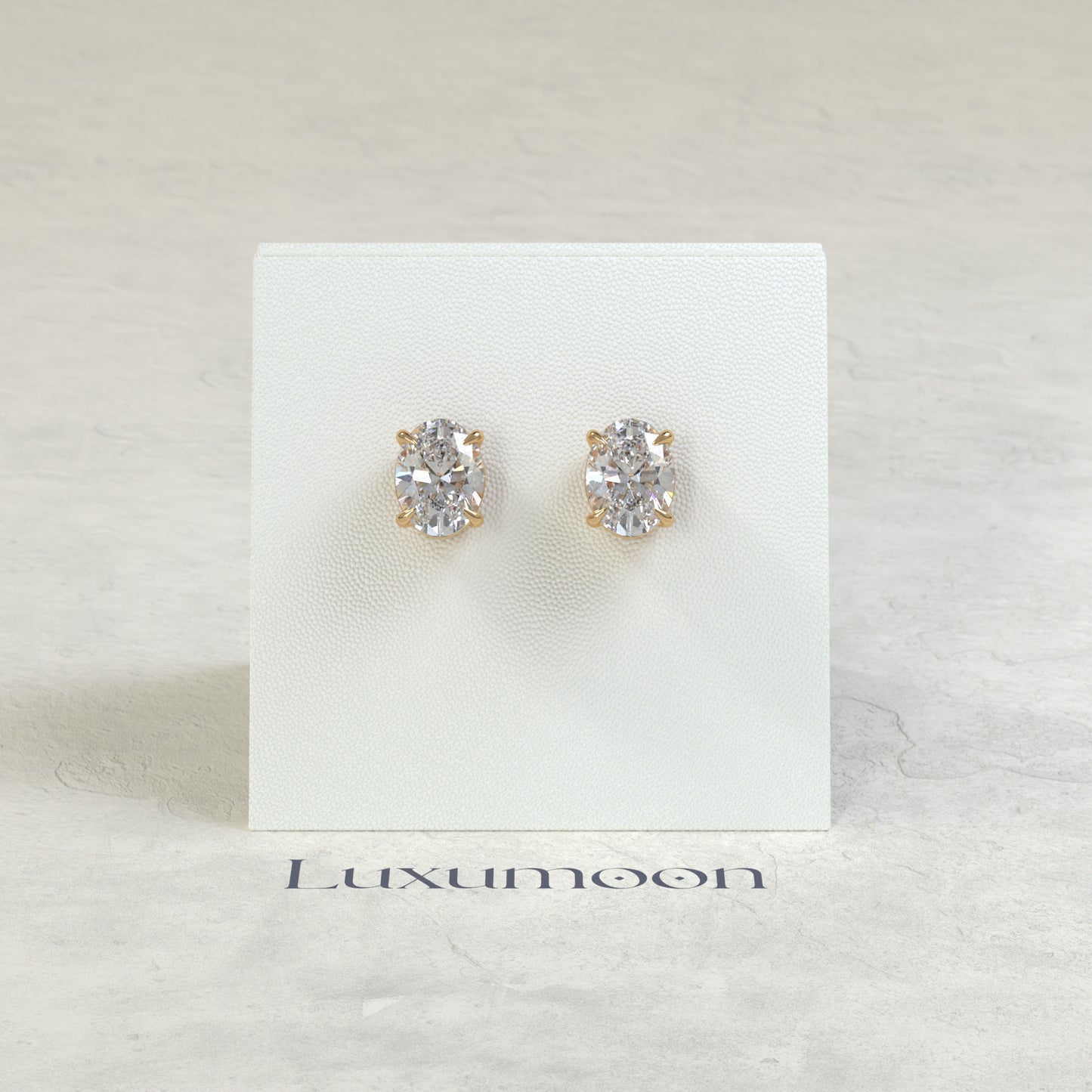 Los pendientes solitarios Auri de 2 quilates con diamantes ovalados y engaste de cuatro puntas sencillo