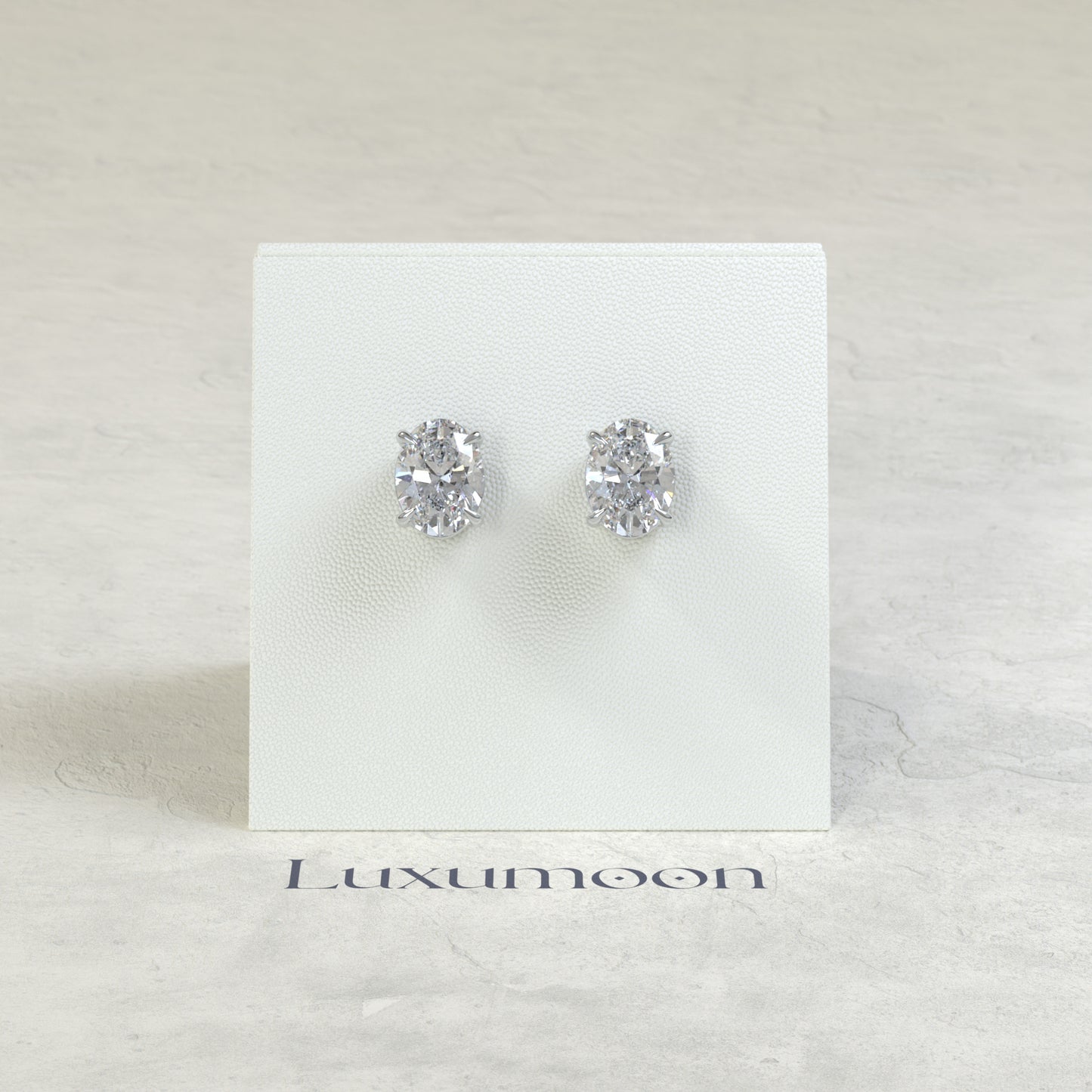 Los pendientes solitarios Auri de 2 quilates con diamantes ovalados y engaste de cuatro puntas sencillo