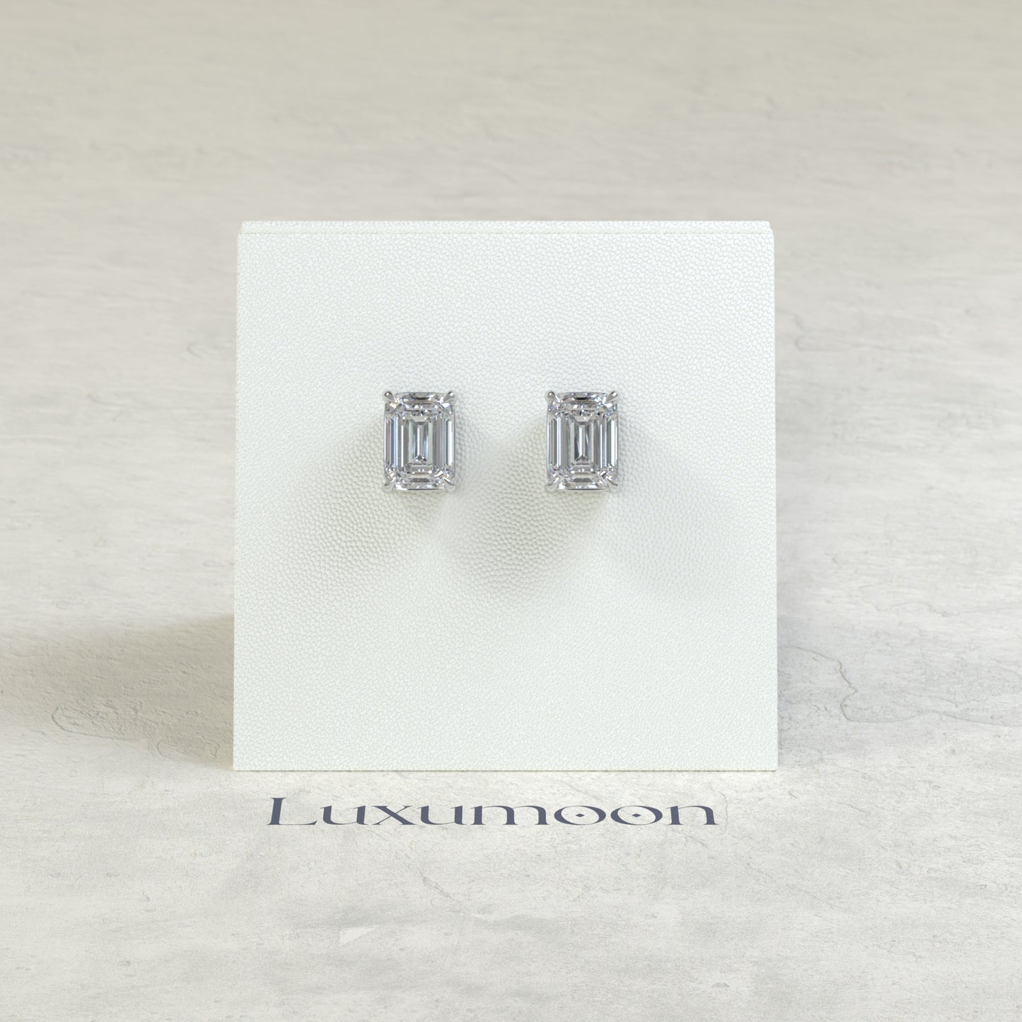 Los pendientes Nyla - 2 Ct Emerald Diamond Solitaire en engaste de cuatro puntas sencillo