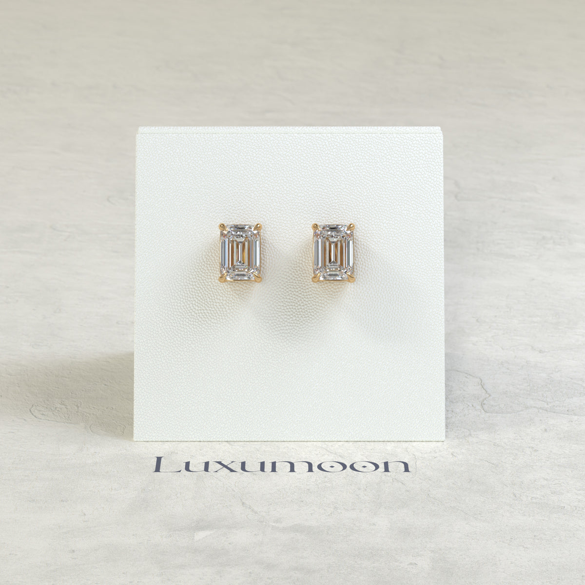 Los pendientes Nyla - 2 Ct Emerald Diamond Solitaire en engaste de cuatro puntas sencillo