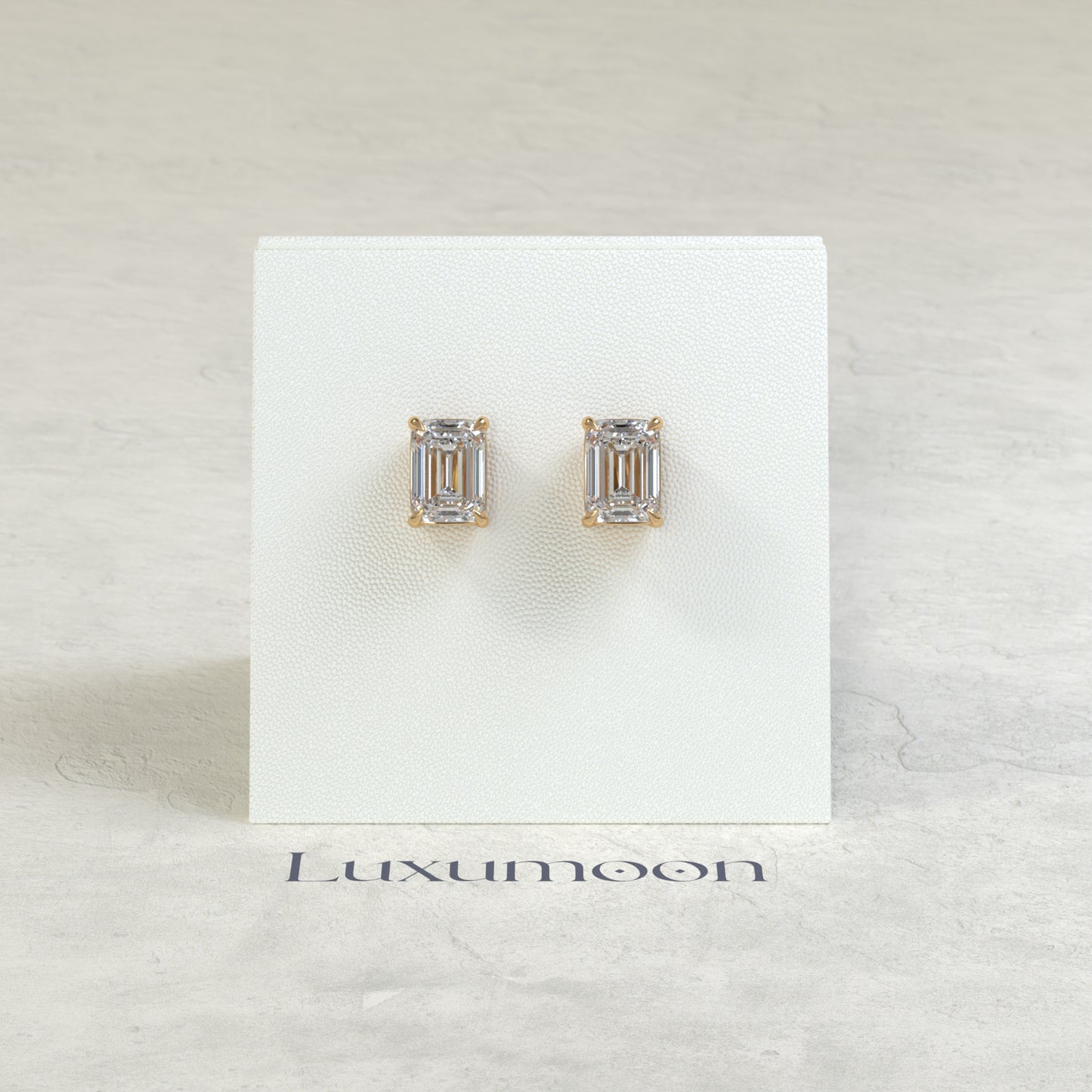 Los pendientes Nyla - 2 Ct Emerald Diamond Solitaire en engaste de cuatro puntas sencillo