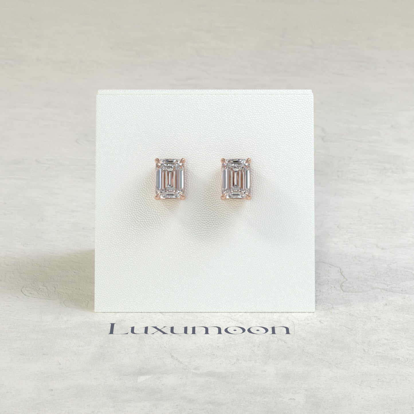 Los pendientes Nyla - 2 Ct Emerald Diamond Solitaire en engaste de cuatro puntas sencillo