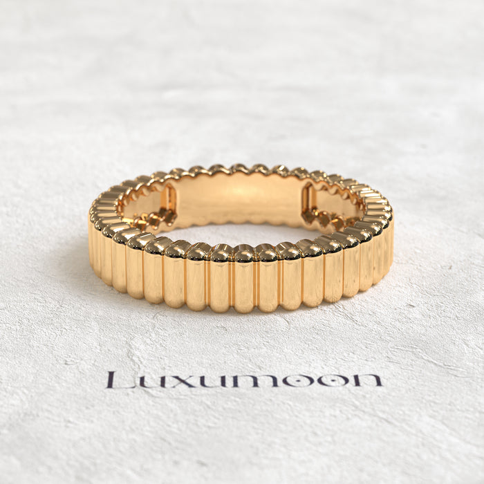 The Solvéra – Sculpted Capsule Gold Band