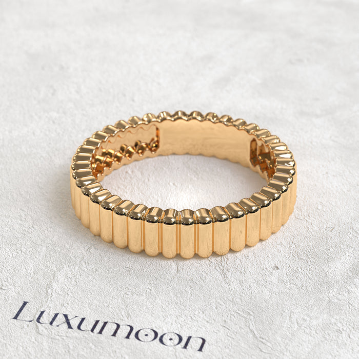 The Solvéra – Sculpted Capsule Gold Band