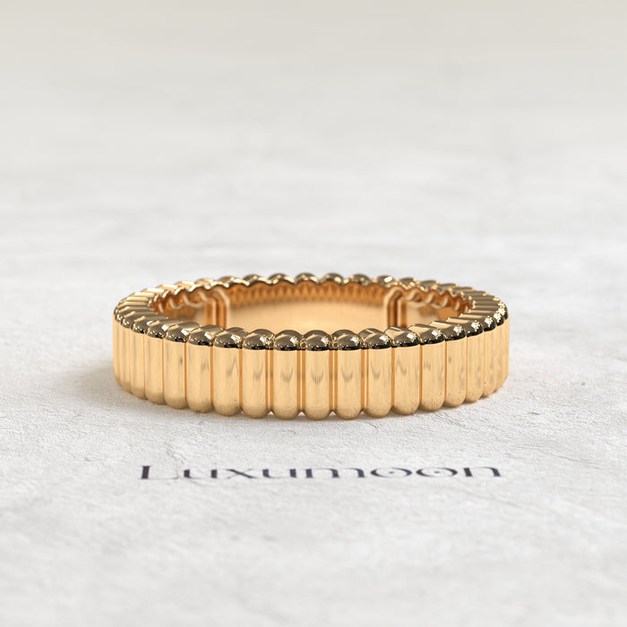 The Solvéra – Sculpted Capsule Gold Band