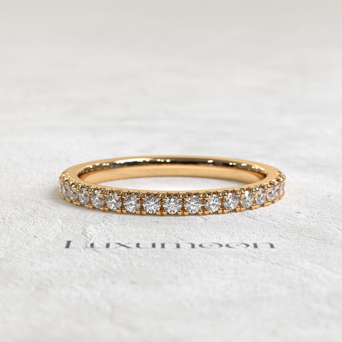 The Beliora – Half Pave Round Diamond Band