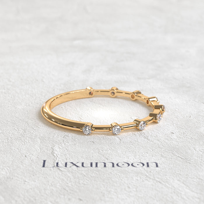 The Doriane – Distance Pave Round Diamond Band