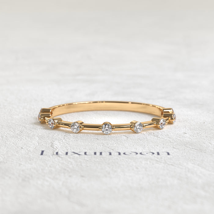 The Doriane – Distance Pave Round Diamond Band