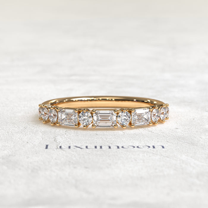 The Solenthia – East-West Emerald & Round Diamond Band