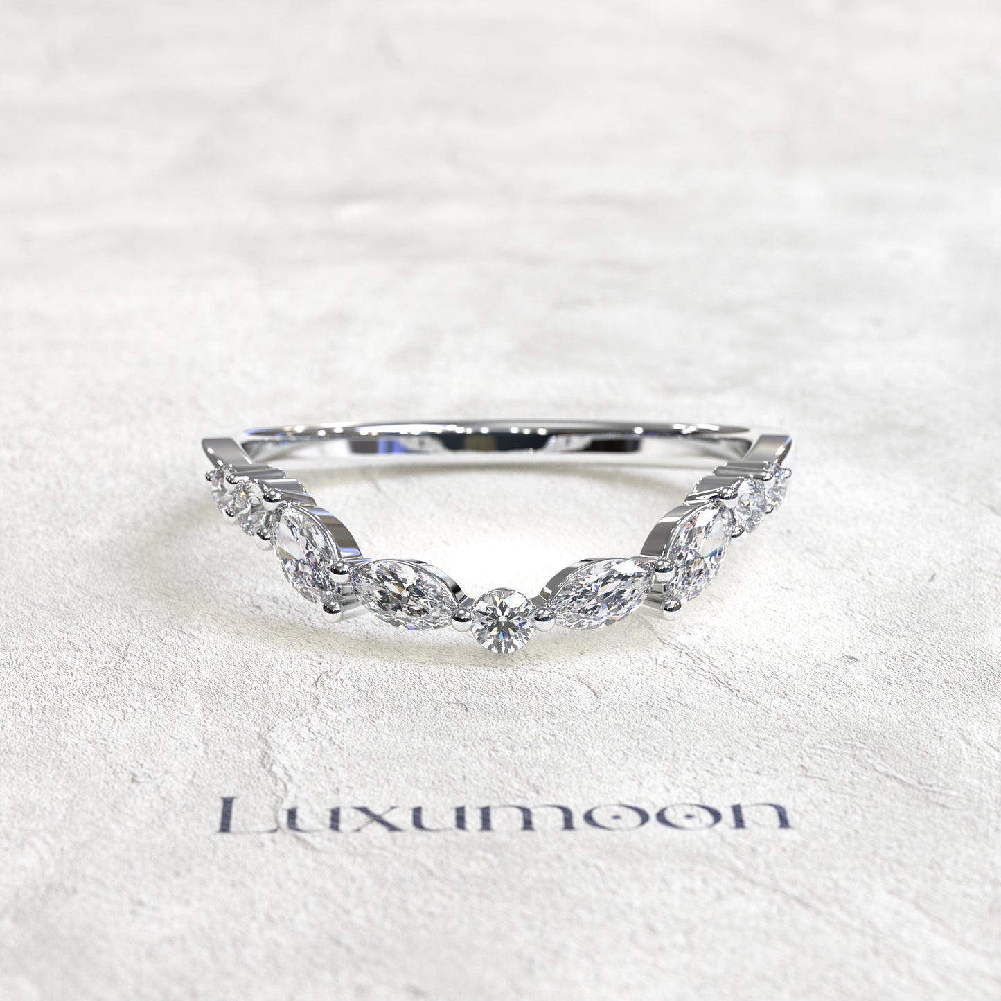 Bague Maravyn – Contour de diamants marquise incurvée et ronds