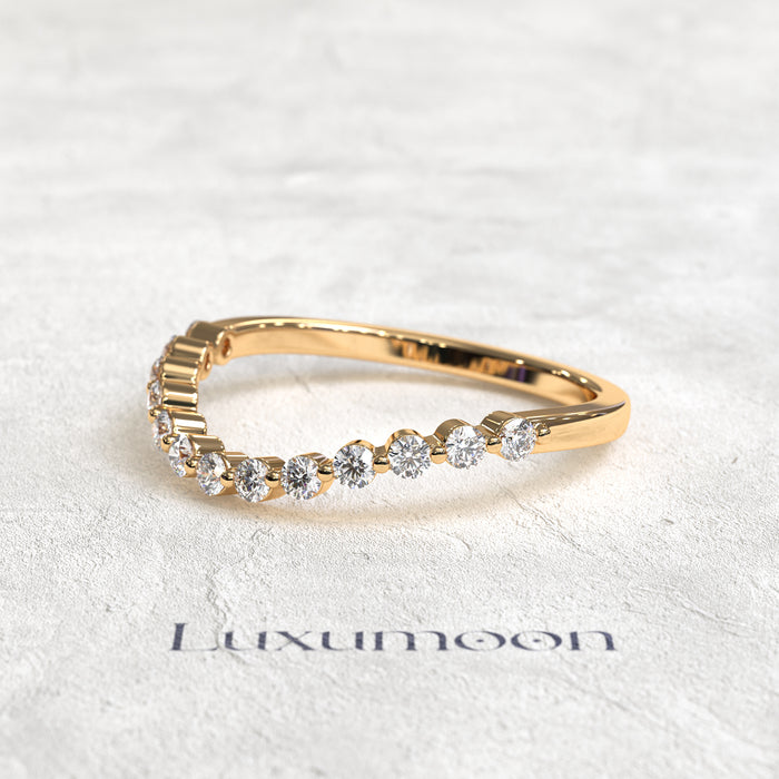 The Yvelyn – Smooth Curved Round Diamond Wedding Band