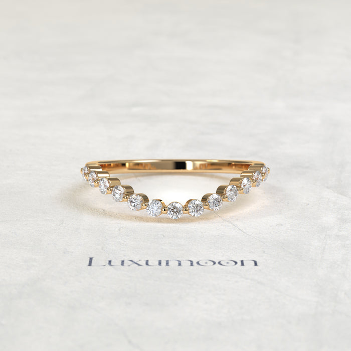 The Yvelyn – Smooth Curved Round Diamond Wedding Band