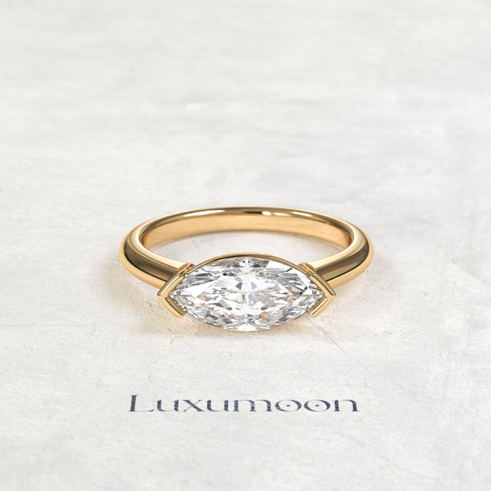 El anillo solitario Celentia de oro, con diamante marquesa de 1,5 quilates en orientación este-oeste