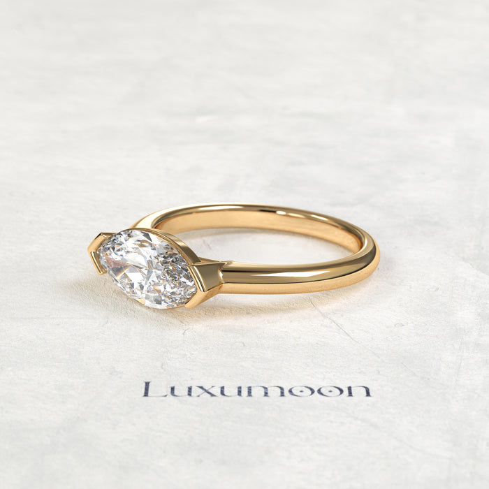 El anillo solitario Celentia de oro, con diamante marquesa de 1,5 quilates en orientación este-oeste