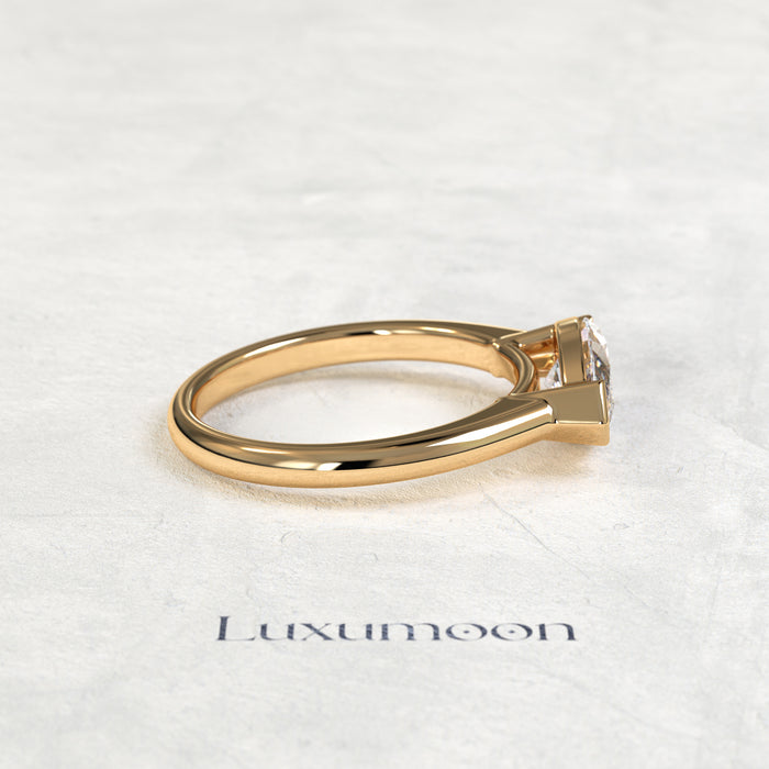 El anillo solitario Celentia de oro, con diamante marquesa de 1,5 quilates en orientación este-oeste
