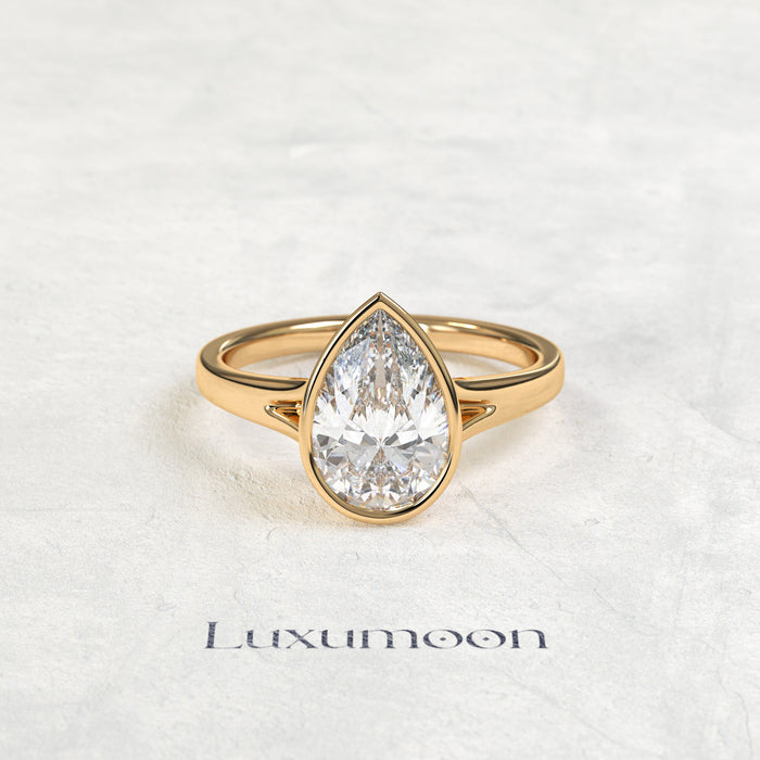 El Anillo de Diamante Solitario engastado en bisel con forma de pera de 2 CT Dorisse