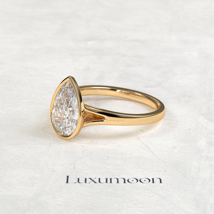 El Anillo de Diamante Solitario engastado en bisel con forma de pera de 2 CT Dorisse
