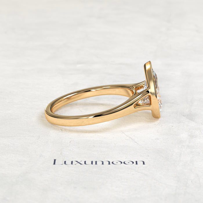 El Anillo de Diamante Solitario engastado en bisel con forma de pera de 2 CT Dorisse