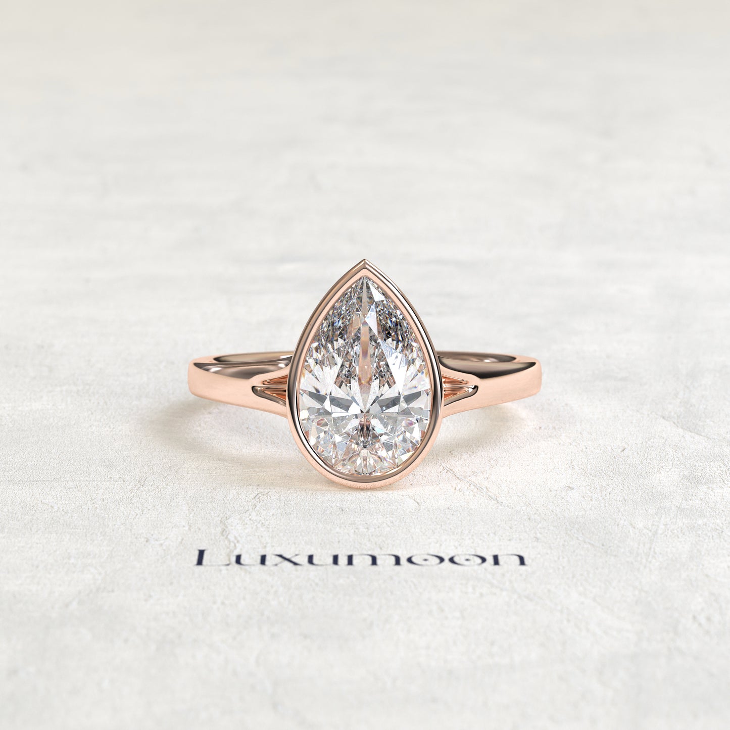 El Anillo de Diamante Solitario engastado en bisel con forma de pera de 2 CT Dorisse
