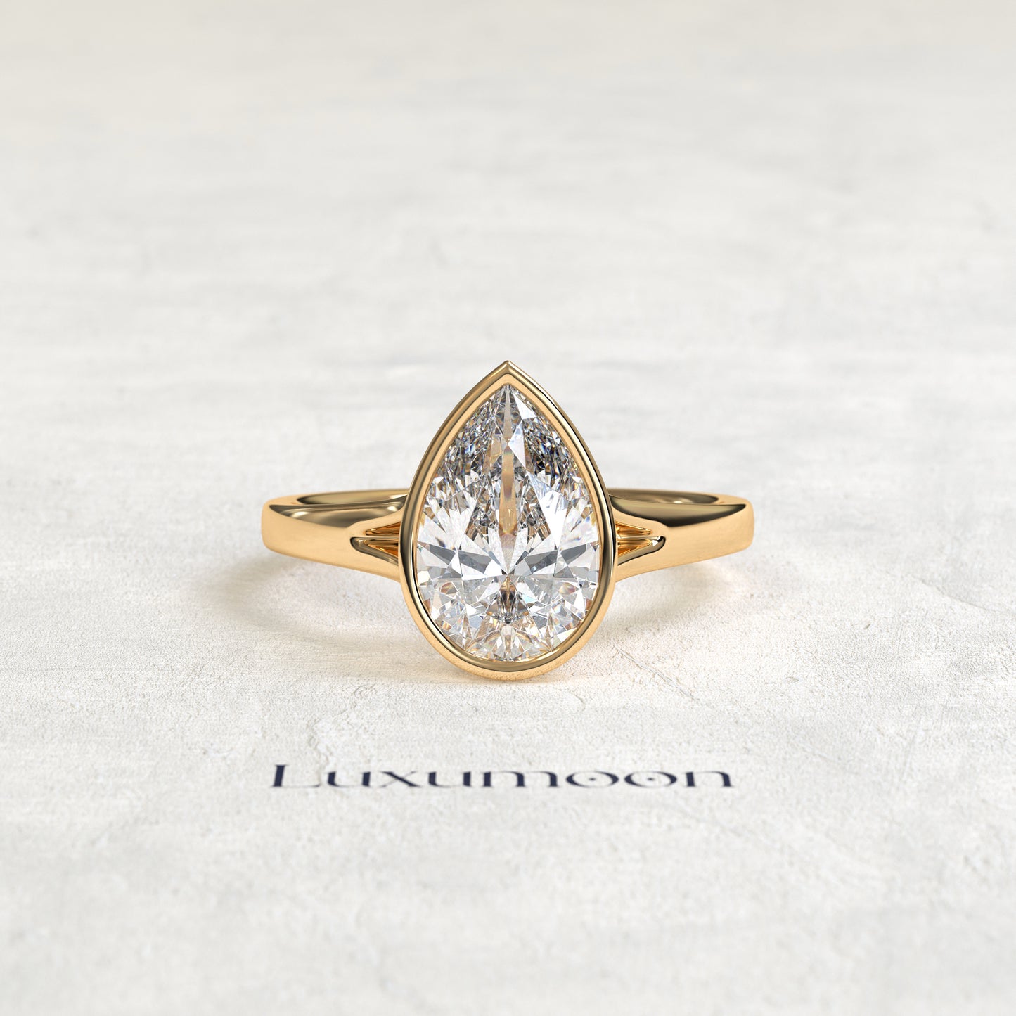 El Anillo de Diamante Solitario engastado en bisel con forma de pera de 2 CT Dorisse
