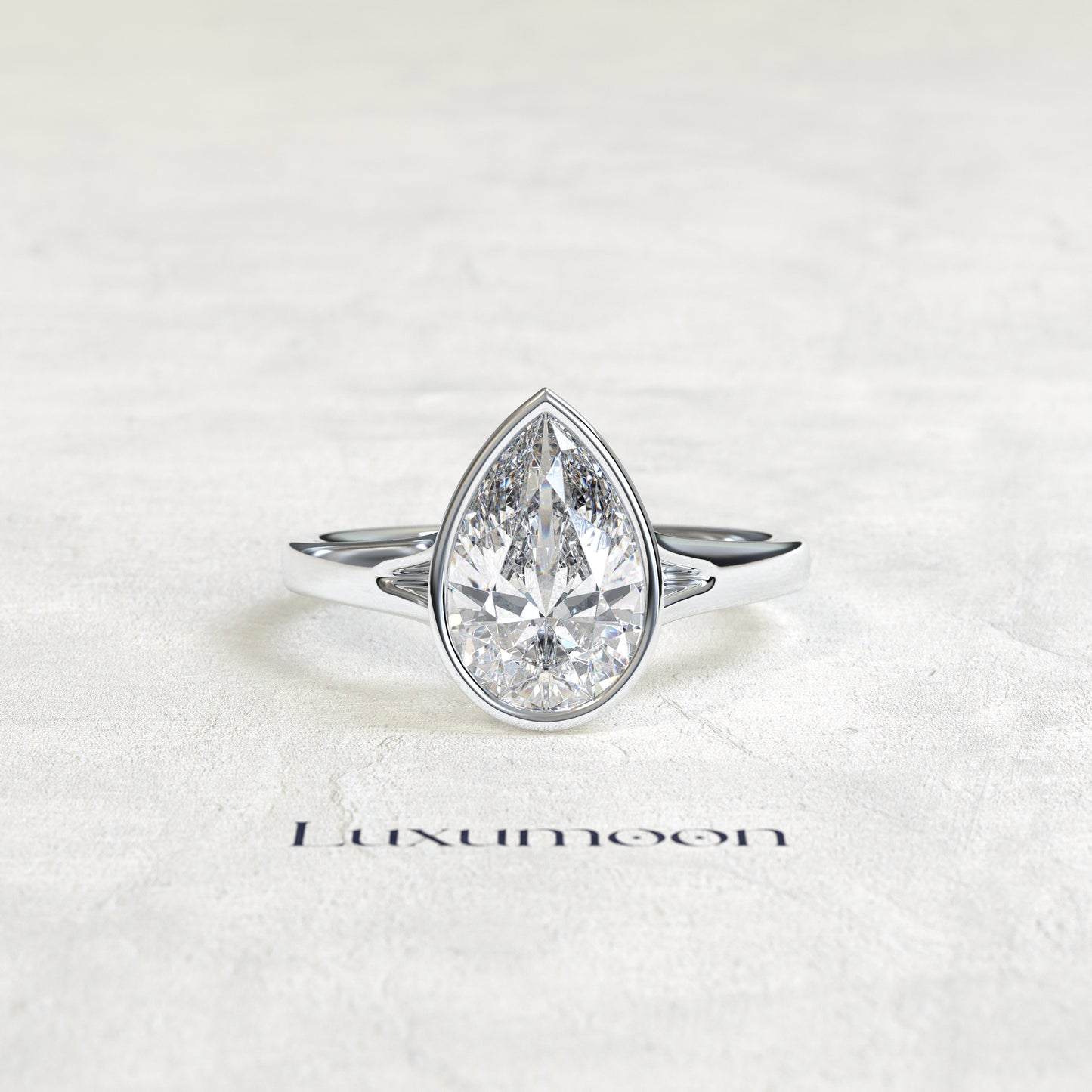 El Anillo de Diamante Solitario engastado en bisel con forma de pera de 2 CT Dorisse