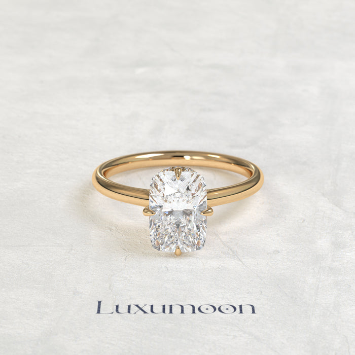 El anillo de diamantes solitario con cesta de corona con cojín alargado de 3 CT Ivellia