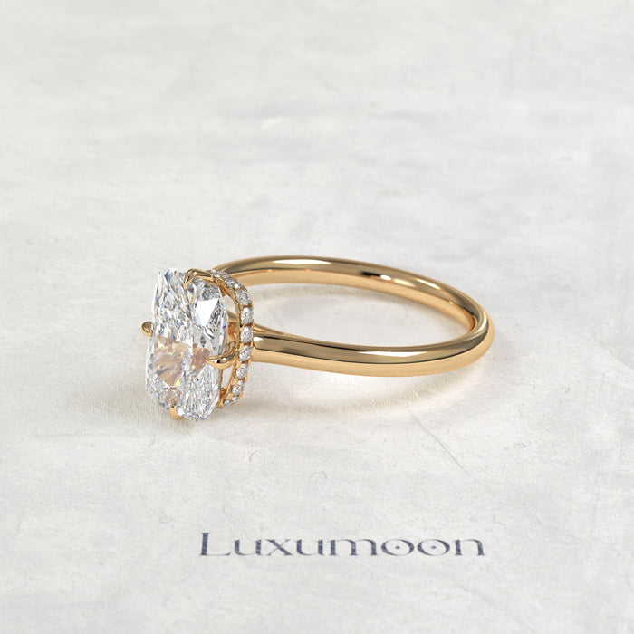 El anillo de diamantes solitario con cesta de corona con cojín alargado de 3 CT Ivellia