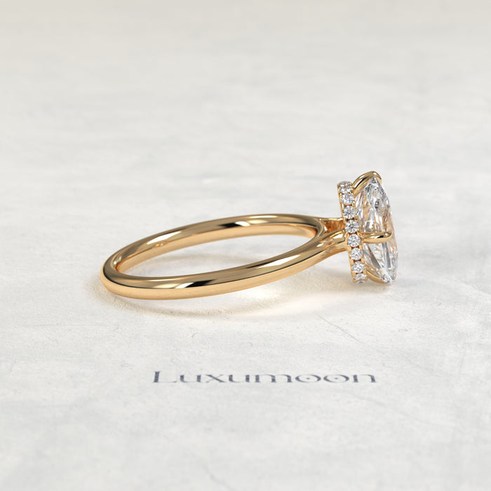 El anillo de diamantes solitario con cesta de corona con cojín alargado de 3 CT Ivellia