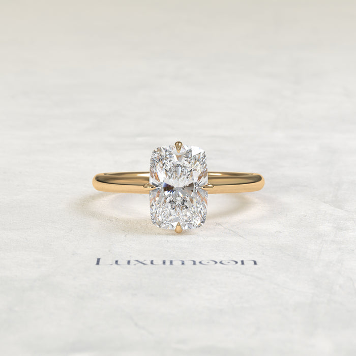 El anillo de diamantes solitario con cesta de corona con cojín alargado de 3 CT Ivellia