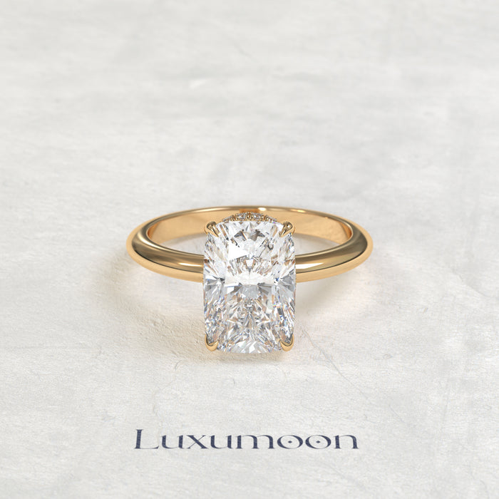 El anillo de diamantes solitario con cesta Helyra de 1,5 CT y corte de cojín alargado