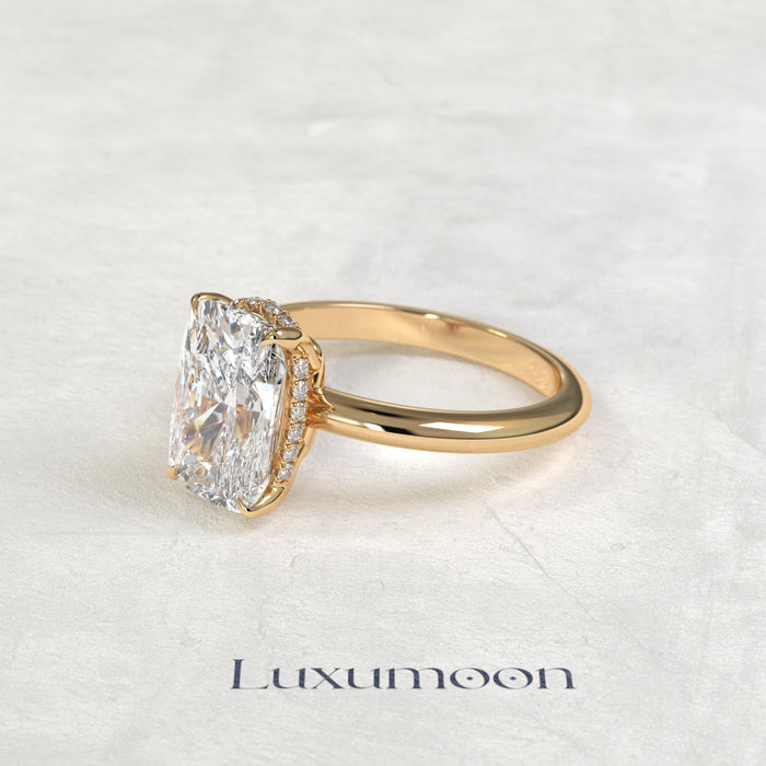 El anillo de diamantes solitario con cesta Helyra de 1,5 CT y corte de cojín alargado