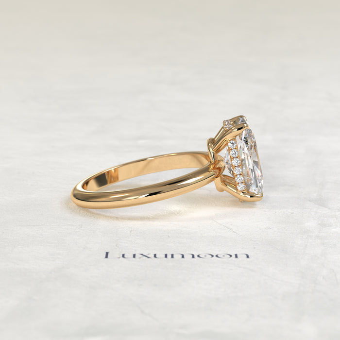 El anillo de diamantes solitario con cesta Helyra de 1,5 CT y corte de cojín alargado